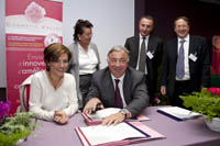 signature_charte_DD Monsieur Larcher et madame Jouanno en pleine signature