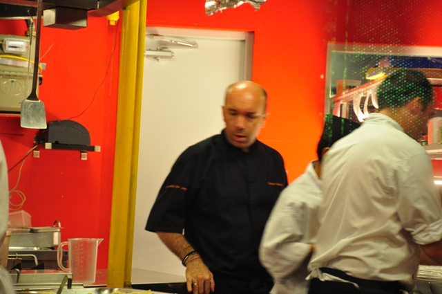 Pavillon français encore... Cocorico. ça aussi c'est "design sensoriel" 1 jumal (des jumeaux) Pourcel en action dans une vraie cuisine avec une brigade de chinois. J'adôre