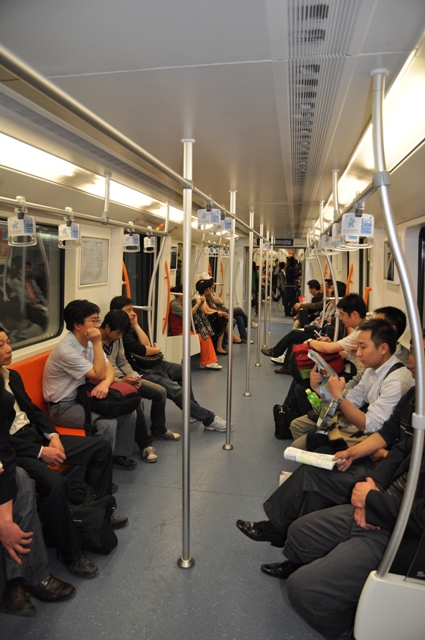 Metro Le métro shanghaïen, large, spacieux, lumineux et propre. Simple et inspirant