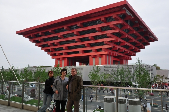Régine, Fred et Lou' devant l'imanquable pavillon chinois. Où que tu sois dans l'exposition, ami visiteur, tu constateras l'imposante prestance du pavillon national 