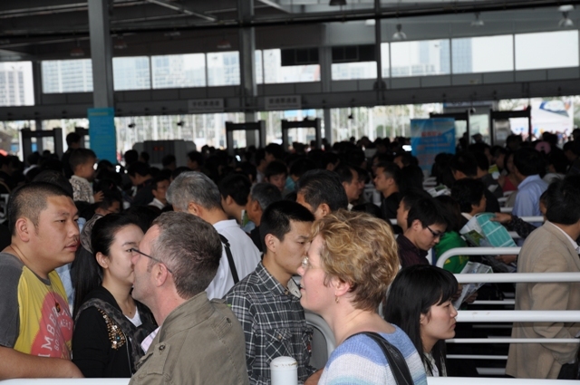 Retour à la réalité, l'expo universelle à Shanghaï c'est d'abord des heures de queues. Merci à Léon, notre guide, qui avait tout préparé, surtout des coupe-file.