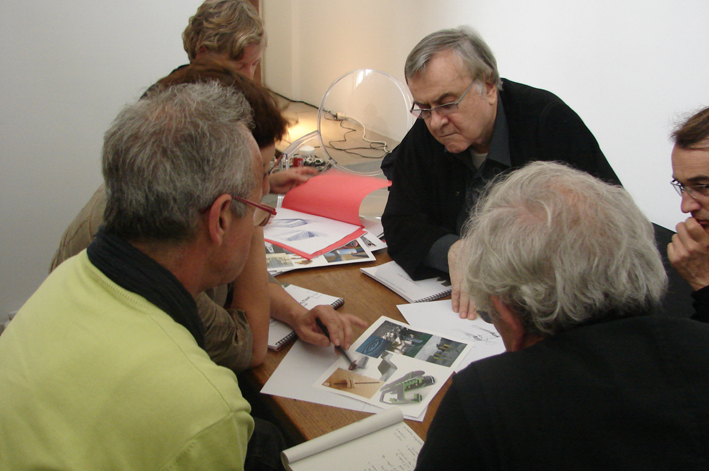 DSC03784_leger 9. à gauche : Serge Thibault (géographe & urbaniste) - En haut à droite : Roger Tallon, Patrick Rimoux et de dos Daniel Buren