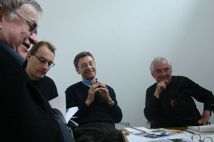 DSC03790_leger 8. De gauche à droite : Roger Tallon, Patrick Rimoux, Louis Dandrel (musicien, acousticien) & Daniel Buren (artiste)