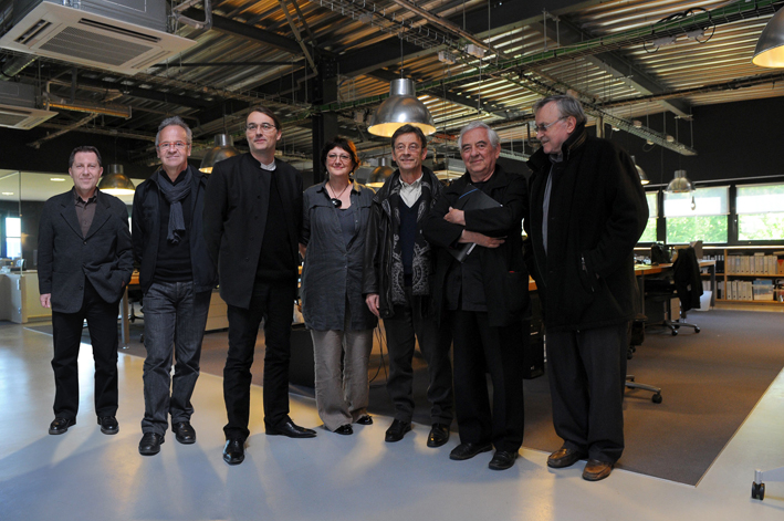 DSC_8310 1 Leger Le collectif "Ensemble(s) la ligne" avec, de gauche à droite : Jacques Lévy, Serge Thibault, Patrick Rimoux, Régine Charvet Pello, Louis Dandrel, Daniel Buren & Roger Tallon